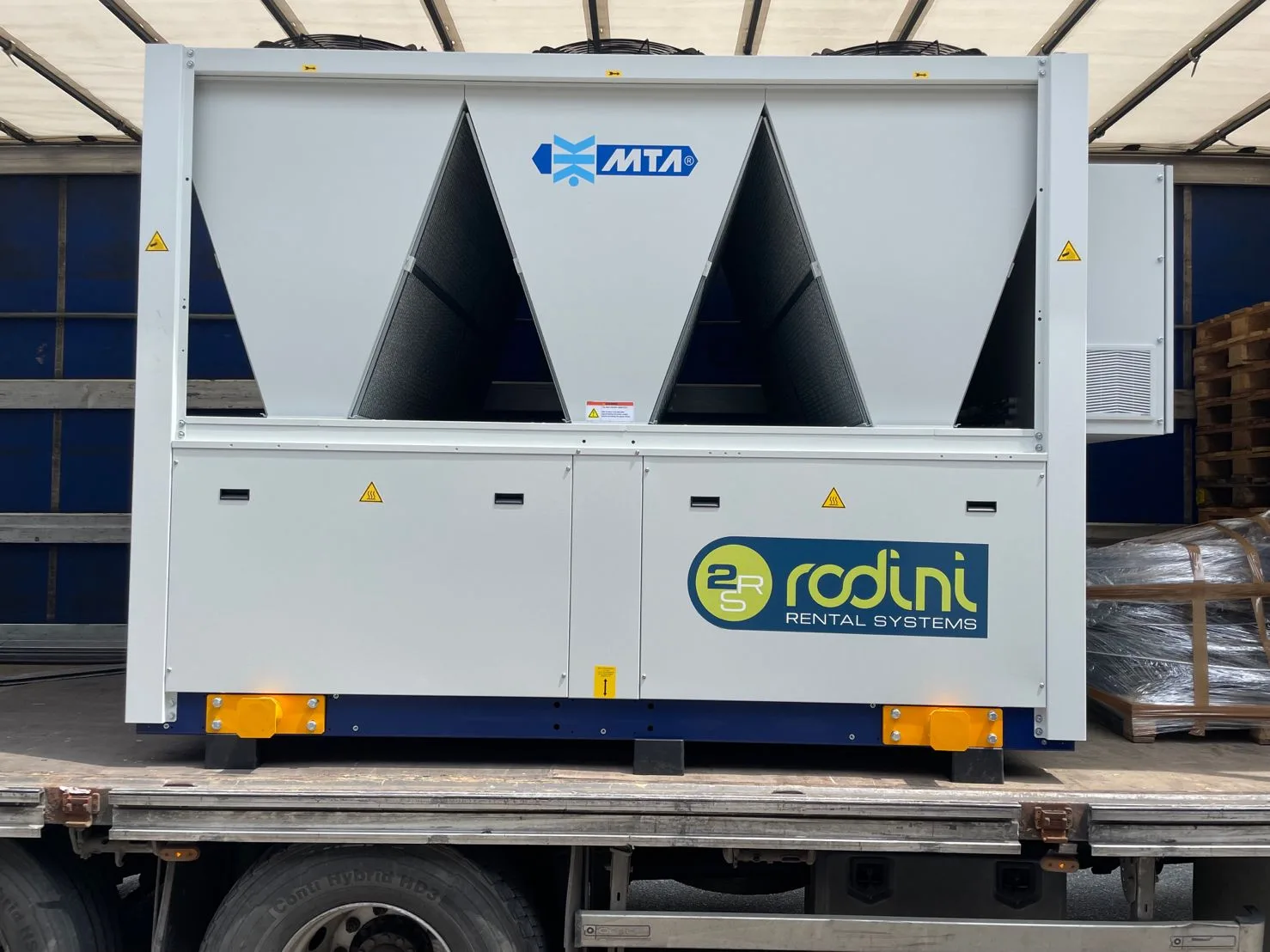 A new 350kW chiller for a long term rental A new 350kW chiller for a long term rental
