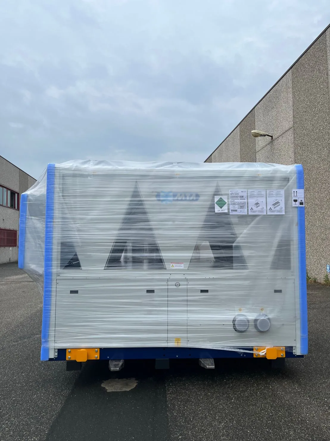 A new 350kW chiller for a long term rental A new 350kW chiller for a long term rental